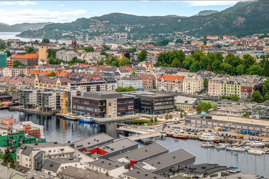 Centrally Located - Beautiful & Bright Leilighet