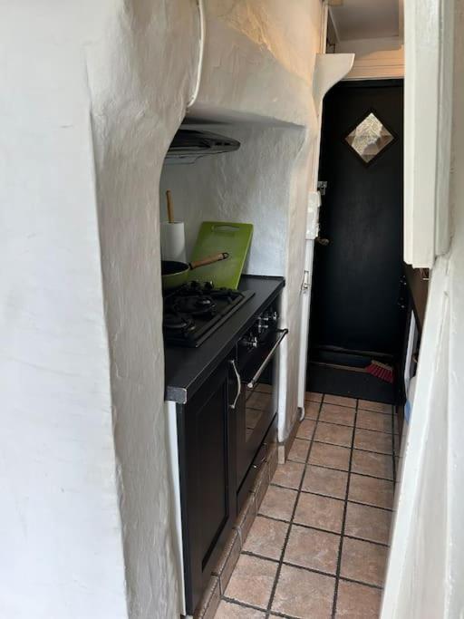 Cozy In Popular Street Apartment *