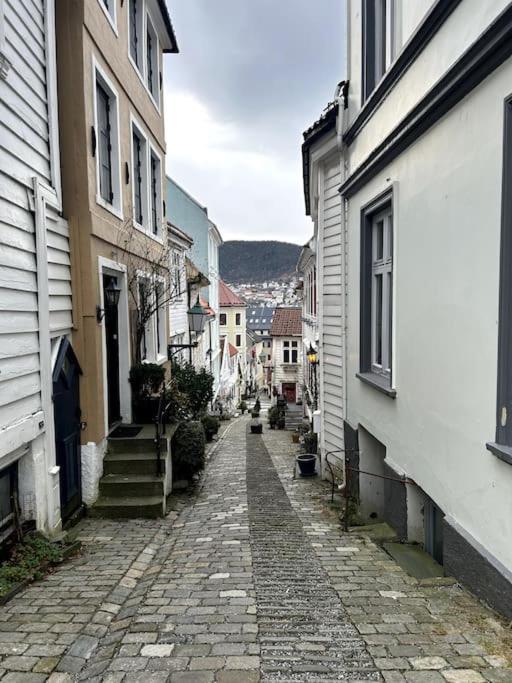 Cozy In Popular Street Apartamento Bergen