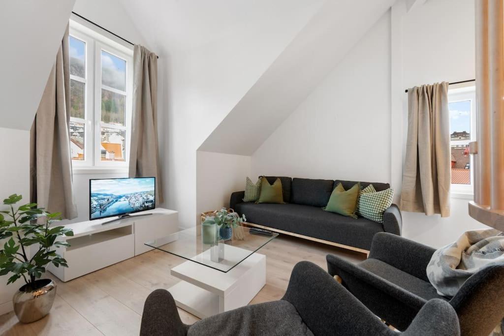 New! Well Eqipped Three Bedroom Penthouse! *