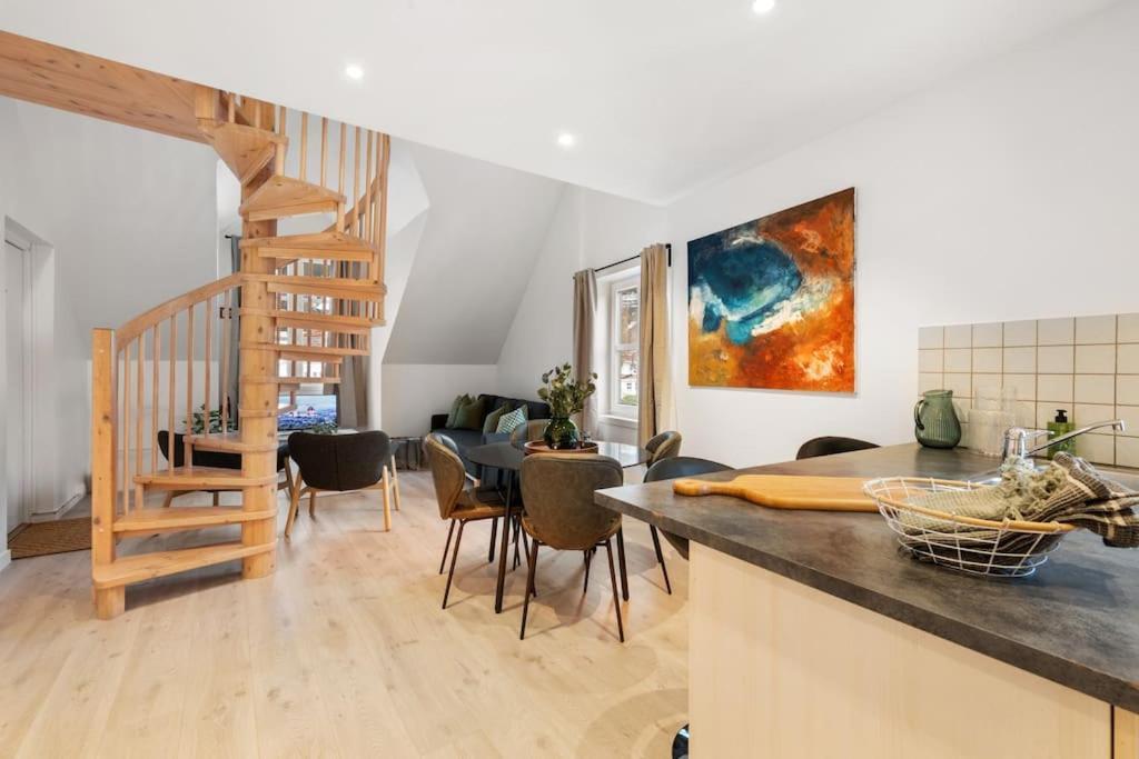 New! Well Eqipped Three Bedroom Penthouse! *