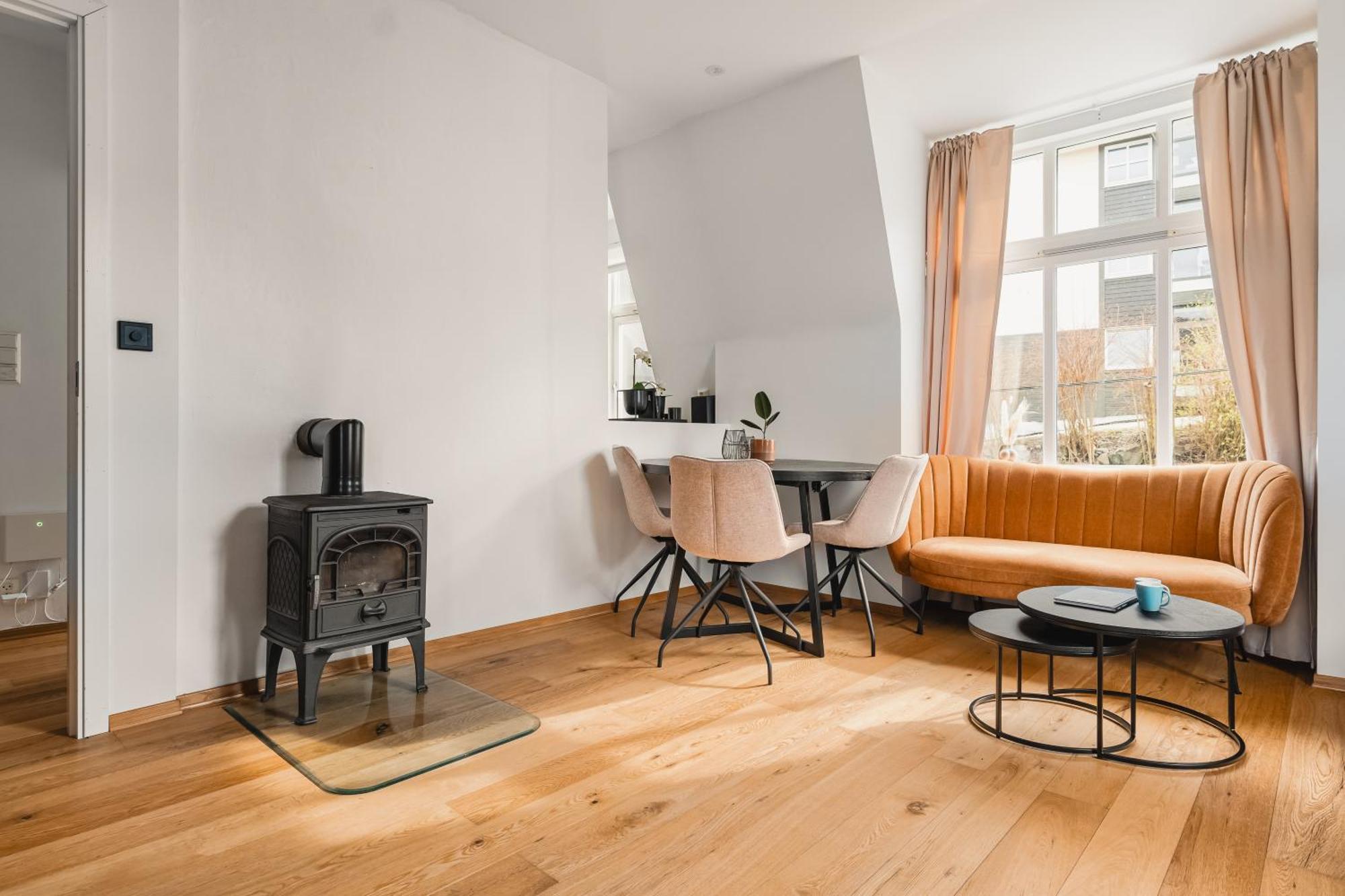2-story Top Floor I 3x Work Space I Shared Garden Apartment