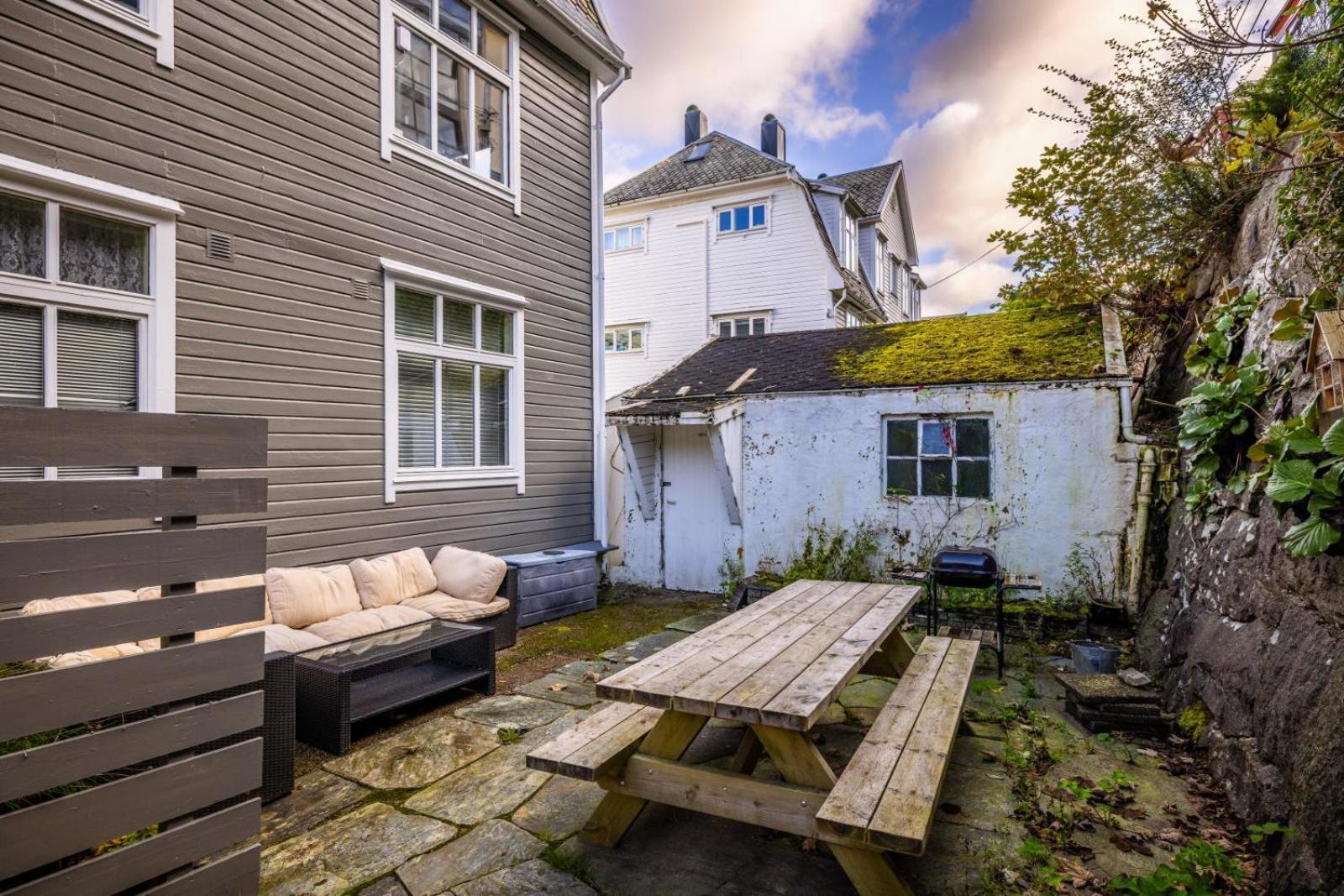 Apartment 2-story Top Floor I 3x Work Space I Shared Garden Bergen