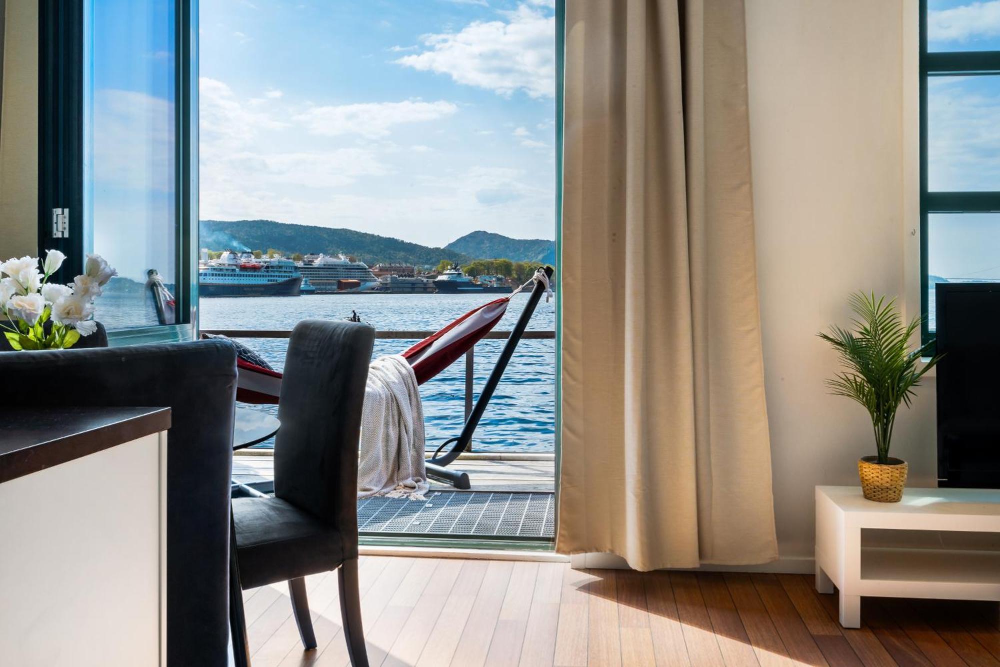 New! Sea Front Apt. With Terrace Above The Sea! Bergen