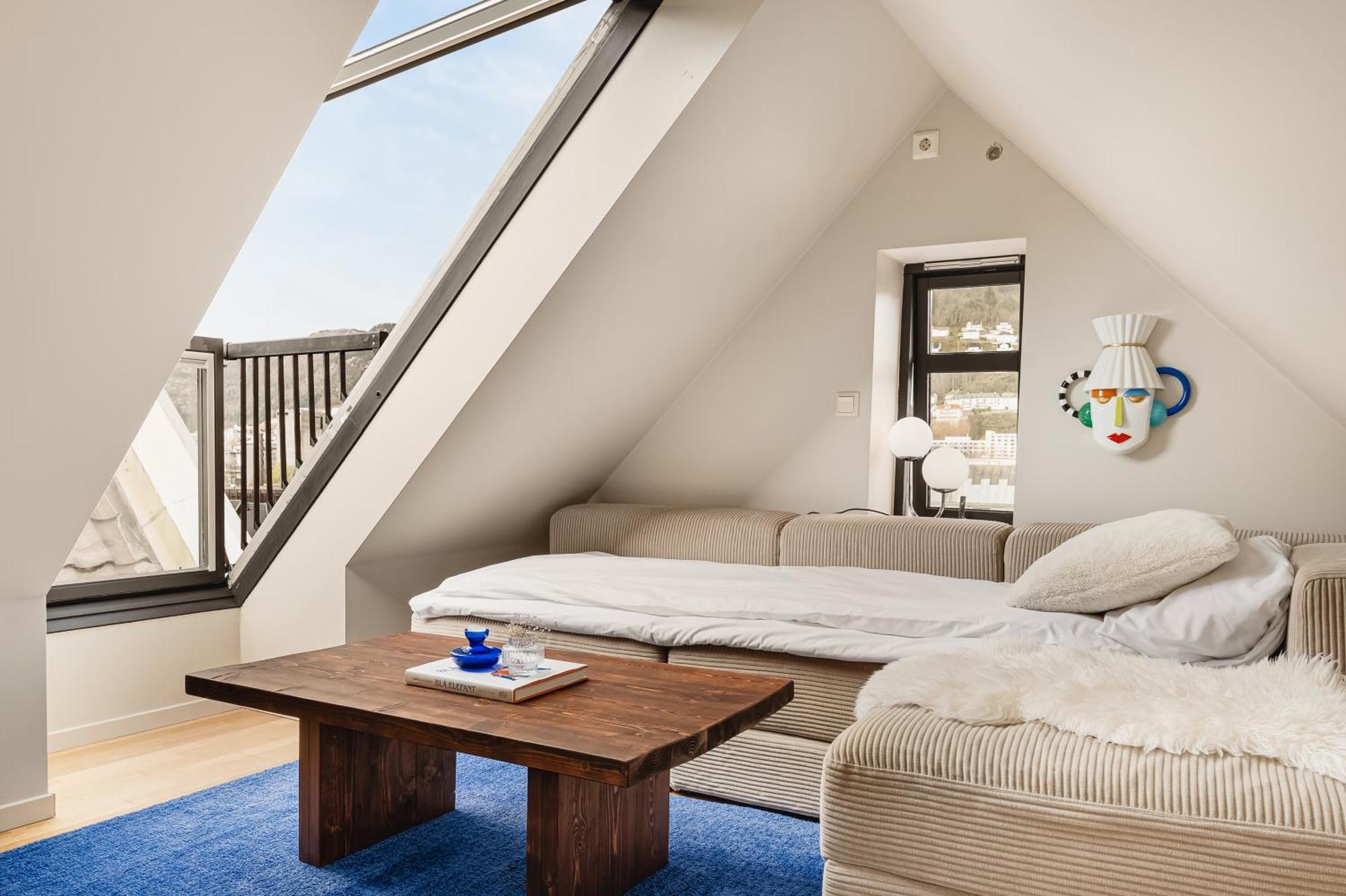 Top-floor W/ Private Patio And Work Space *