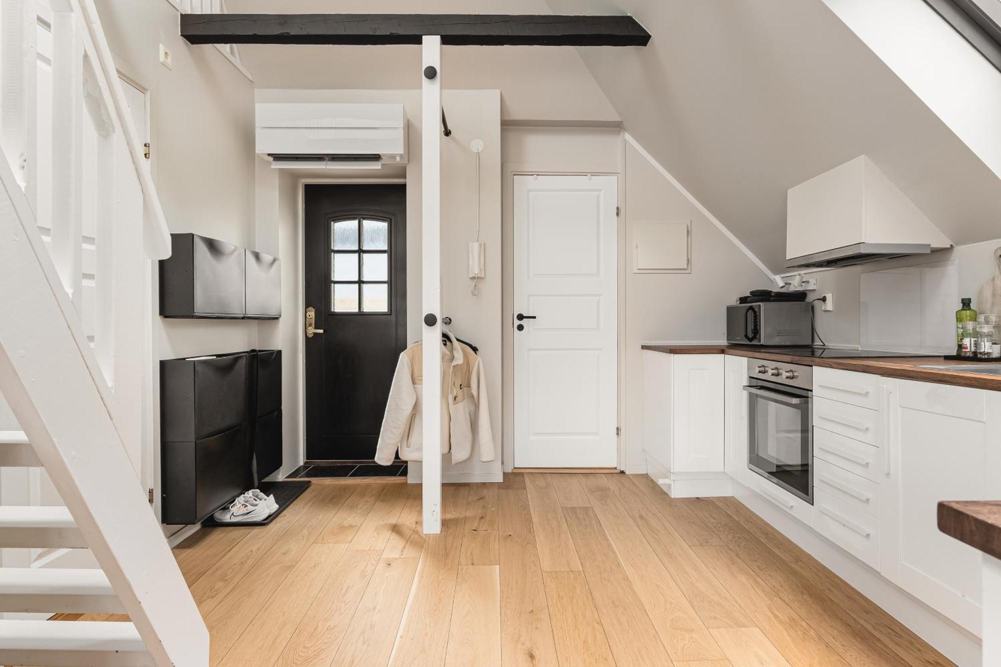 Top-floor W/ Private Patio And Work Space * Bergen