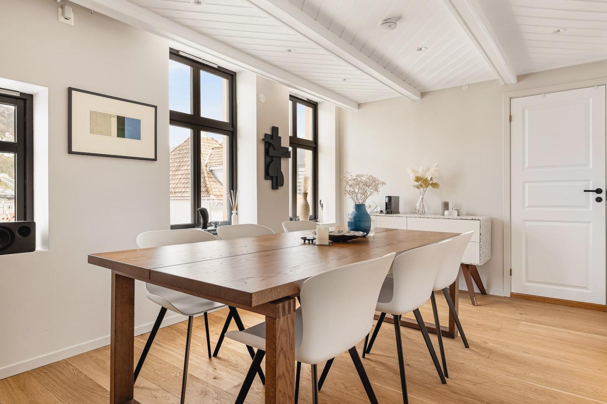 Apartment Top-floor W/ Private Patio And Work Space *