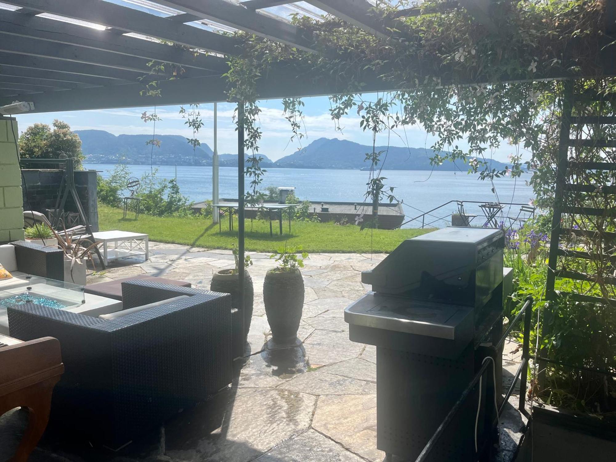 Sentrumsnaer Enebolig Med Stor Hage, 100 M Fra Badestrand *