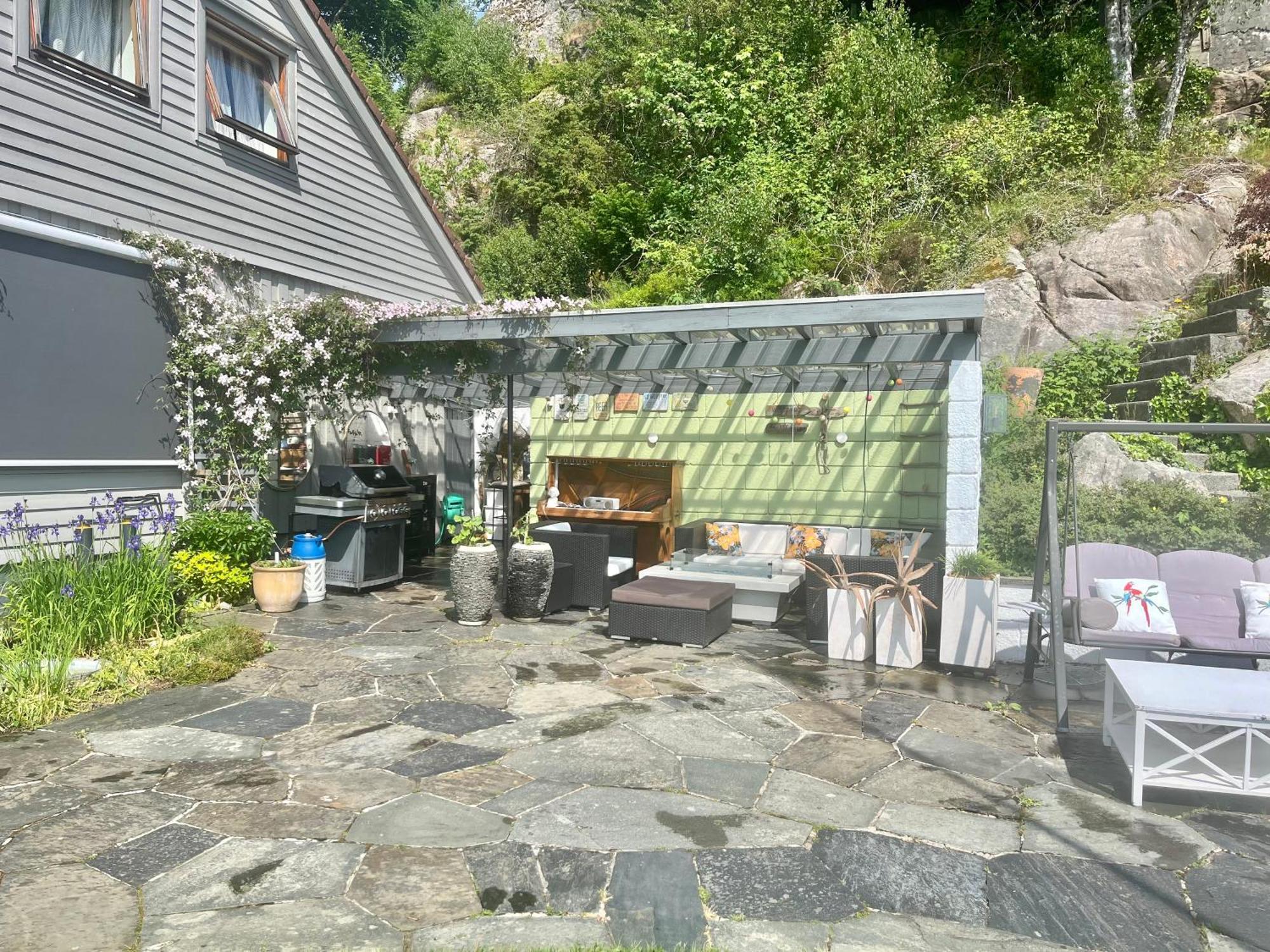 Sentrumsnaer Enebolig Med Stor Hage, 100 M Fra Badestrand Villa Bergen
