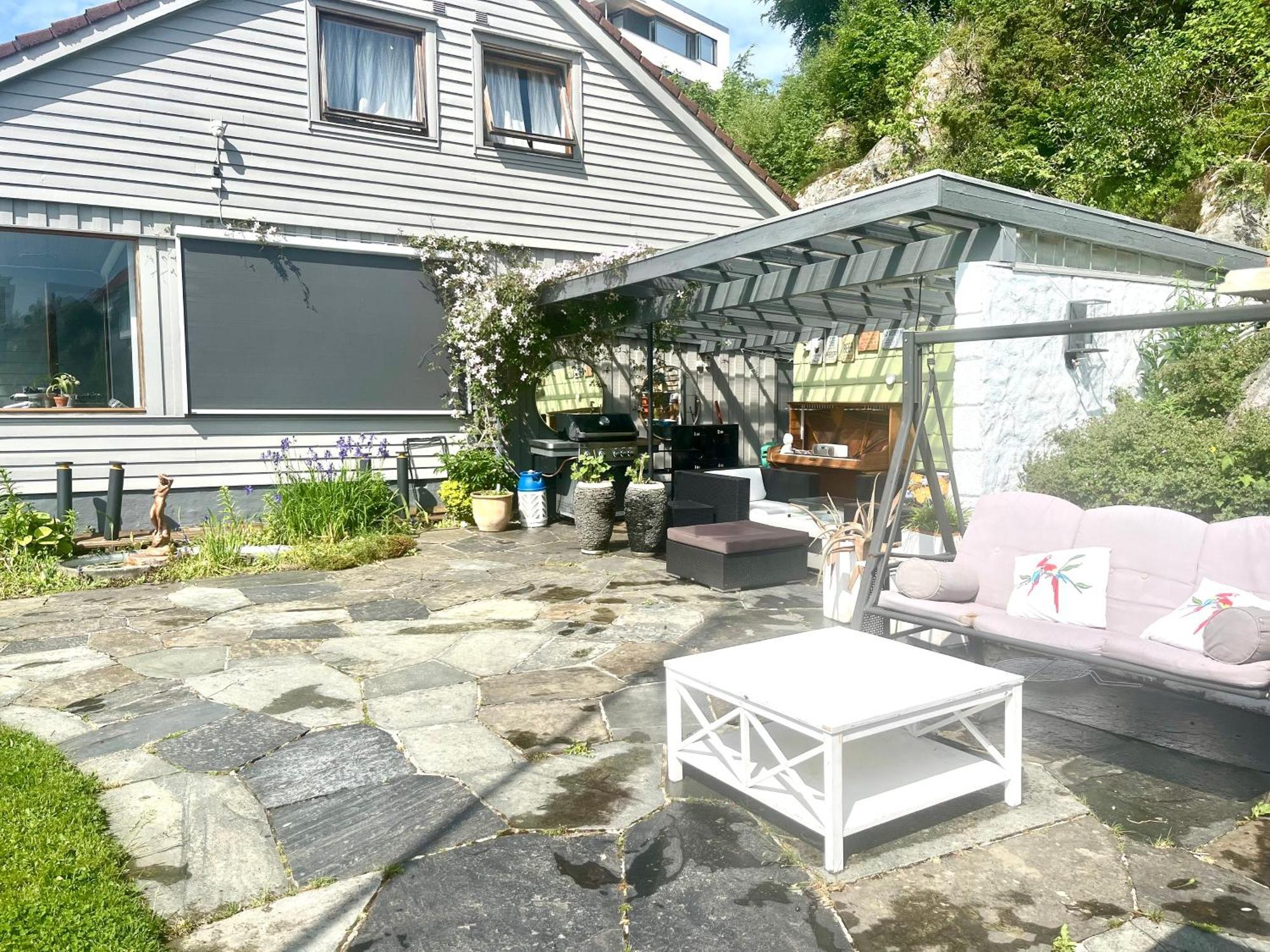 Sentrumsnaer Enebolig Med Stor Hage, 100 M Fra Badestrand Villa