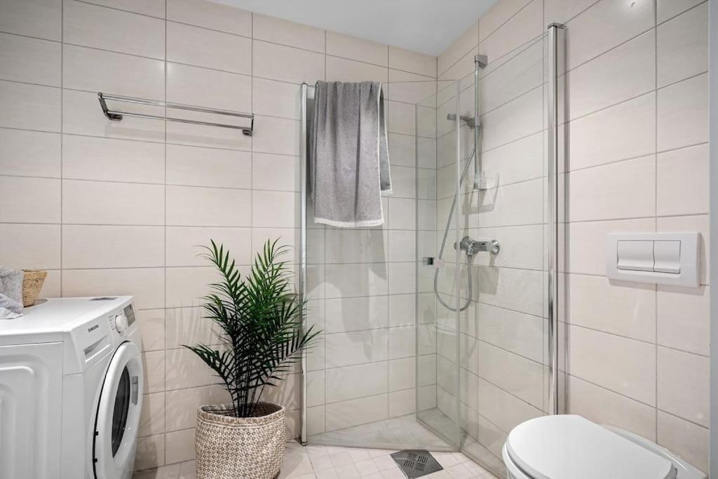 Modern With Balcony Apartment Bergen