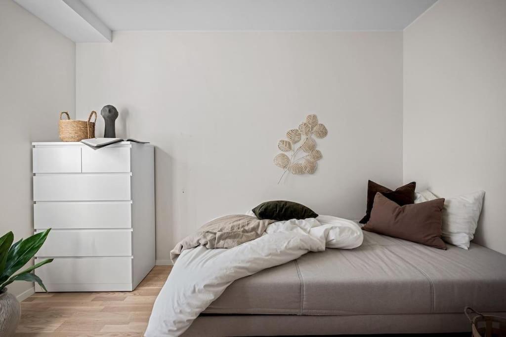 Modern With Balcony Apartment *