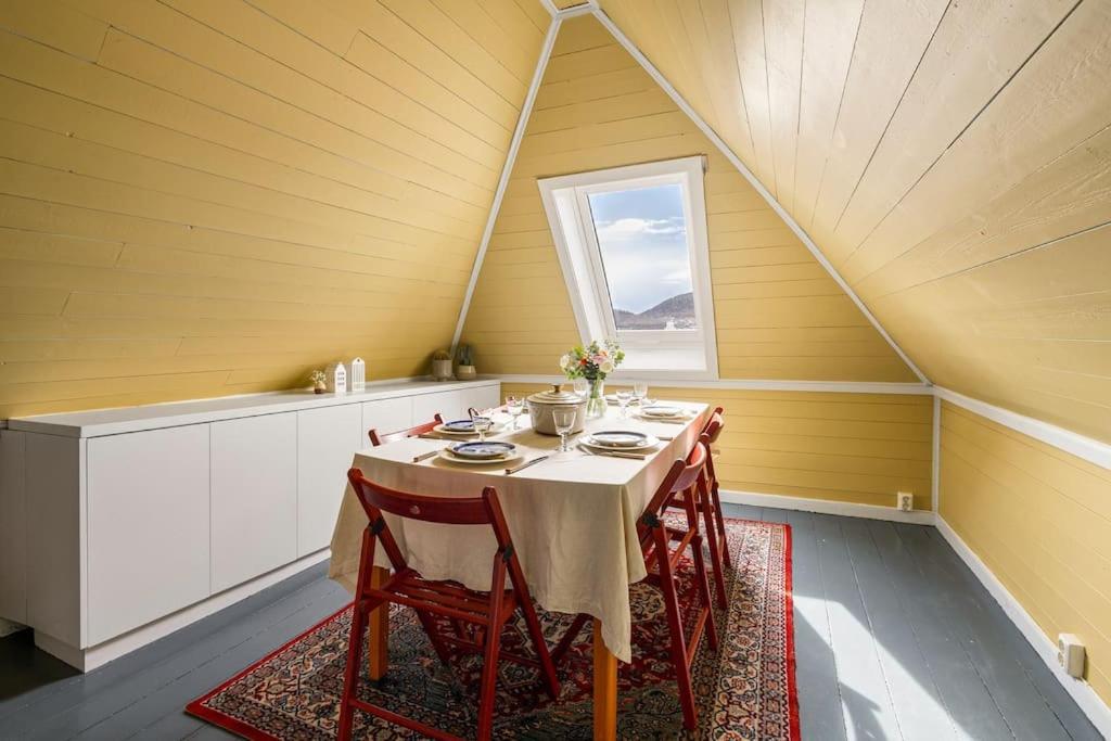 Det Lille Rode Huset Ved Floibanen