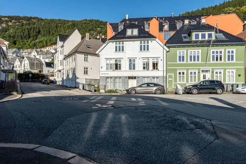 Cozy & Modern Apt In Historic Area Of Bergen! Apartment *
