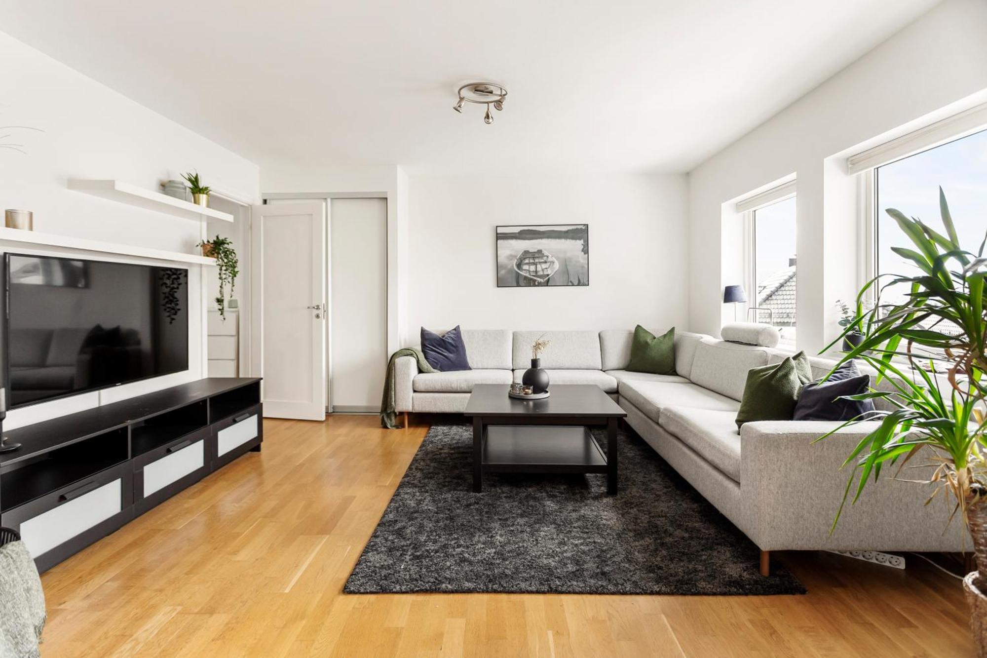 Modern And Spacious Apt In Historic Area Of