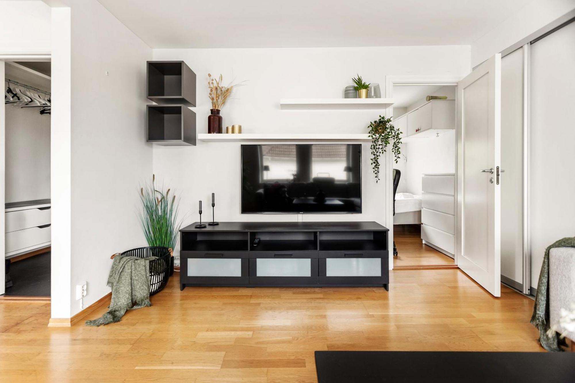 Modern And Spacious Apt In Historic Area Of *