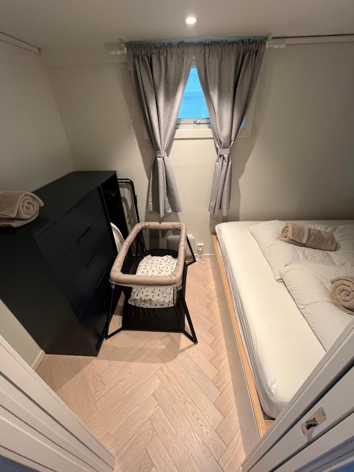 Entire Renovated Apartment From 1780 With Kitchen, Bath, Bedroom, And Living Room In Skuteviken