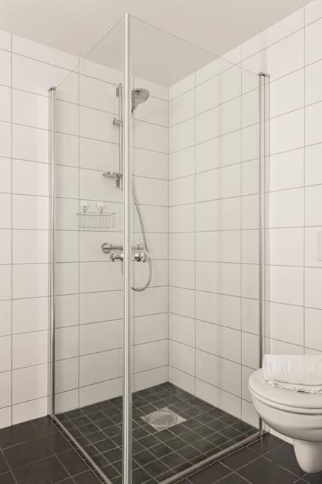 Apartment Dinbnb I 1 Minute To Tram! Newly Built With Balcony & 3 Beds *