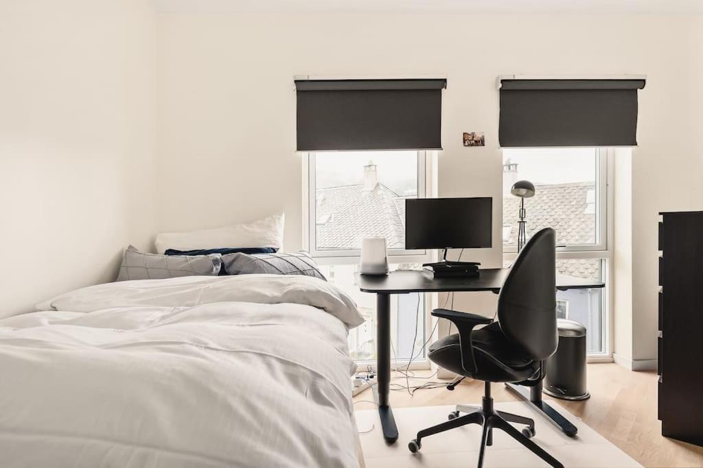 Dinbnb I 1 Minute To Tram! Newly Built With Balcony & 3 Beds *
