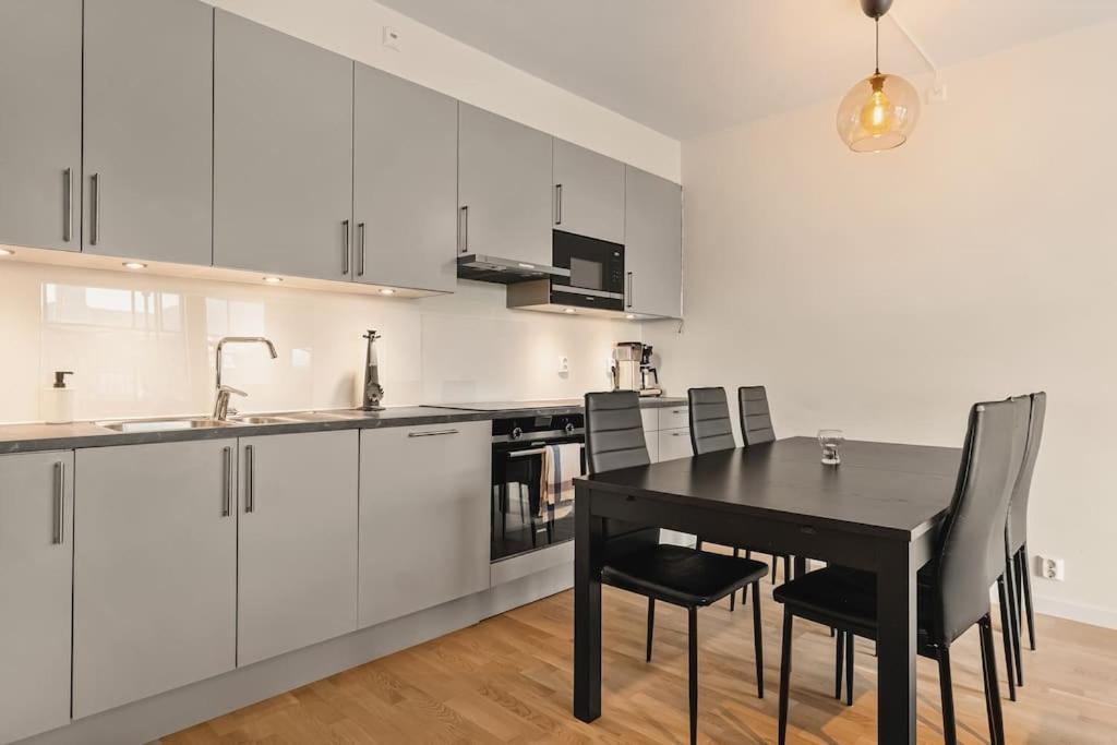 Dinbnb I 1 Minute To Tram! Newly Built With Balcony & 3 Beds