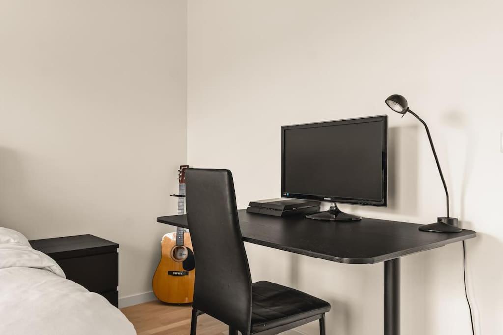 Dinbnb I 1 Minute To Tram! Newly Built With Balcony & 3 Beds