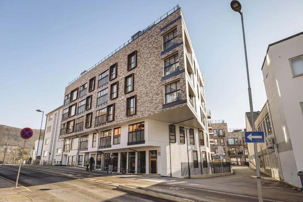 Dinbnb I 1 Minute To Tram! Newly Built With Balcony & 3 Beds Leilighet