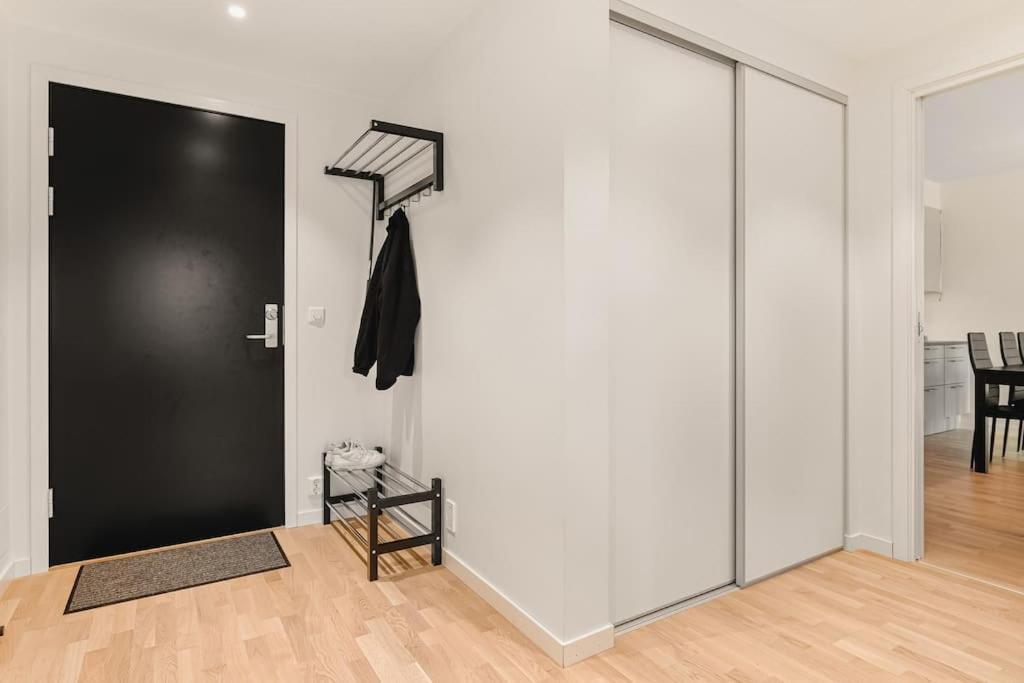 Dinbnb I 1 Minute To Tram! Newly Built With Balcony & 3 Beds Apartment