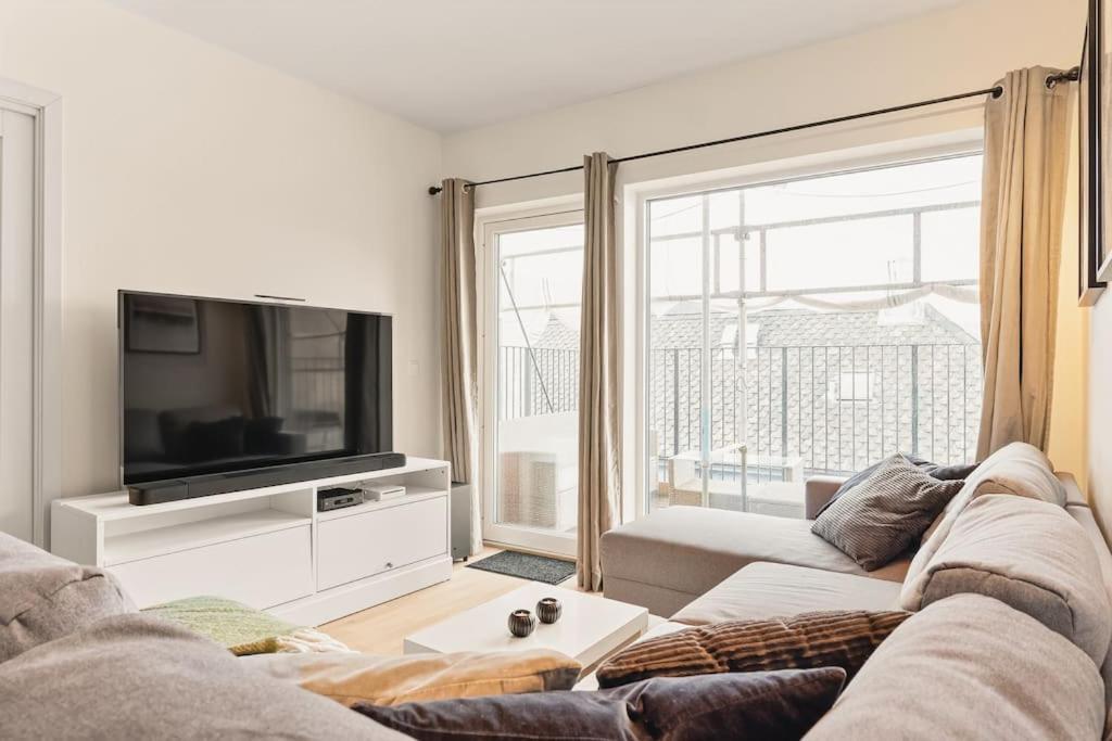 Dinbnb I 1 Minute To Tram! Newly Built With Balcony & 3 Beds * Bergen