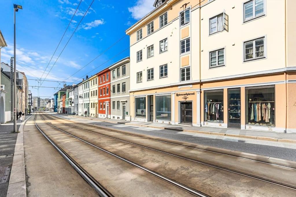 Dinbnb I 1 Minute To Tram! Newly Built With Balcony & 3 Beds Bergen