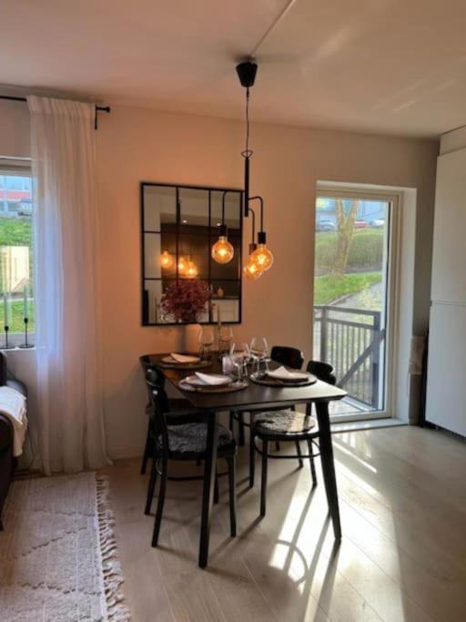 Dinbnb I 2 Balconies I Newly Renovated I Urban Location Lägenhet *
