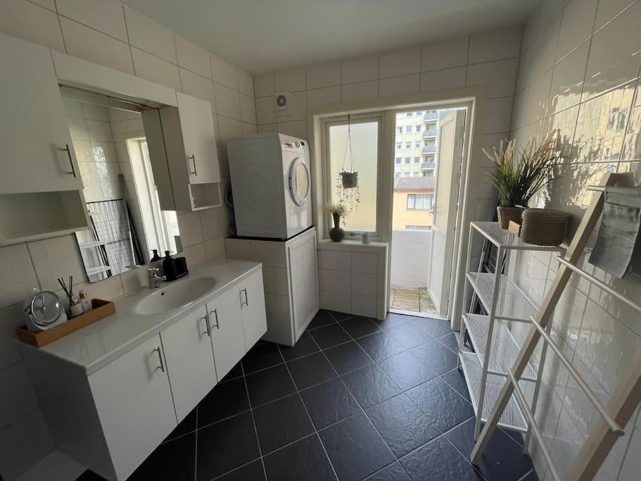 Dinbnb I 2 Balconies I Newly Renovated I Urban Location Lägenhet