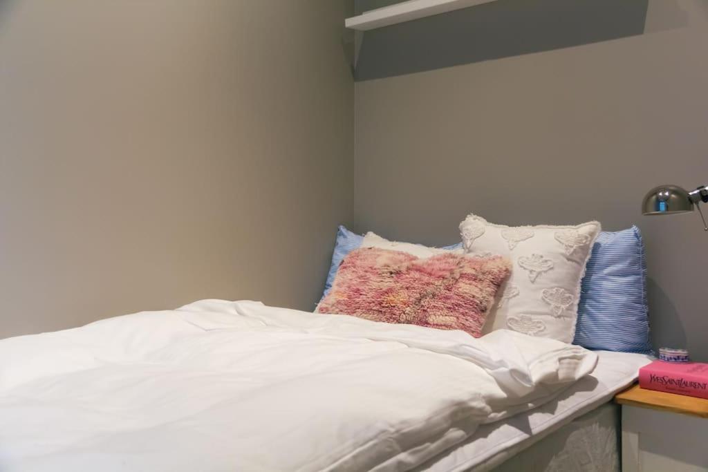 Apartment Dinbnb I Everything You Need - 4 Minutes To The City Train! *
