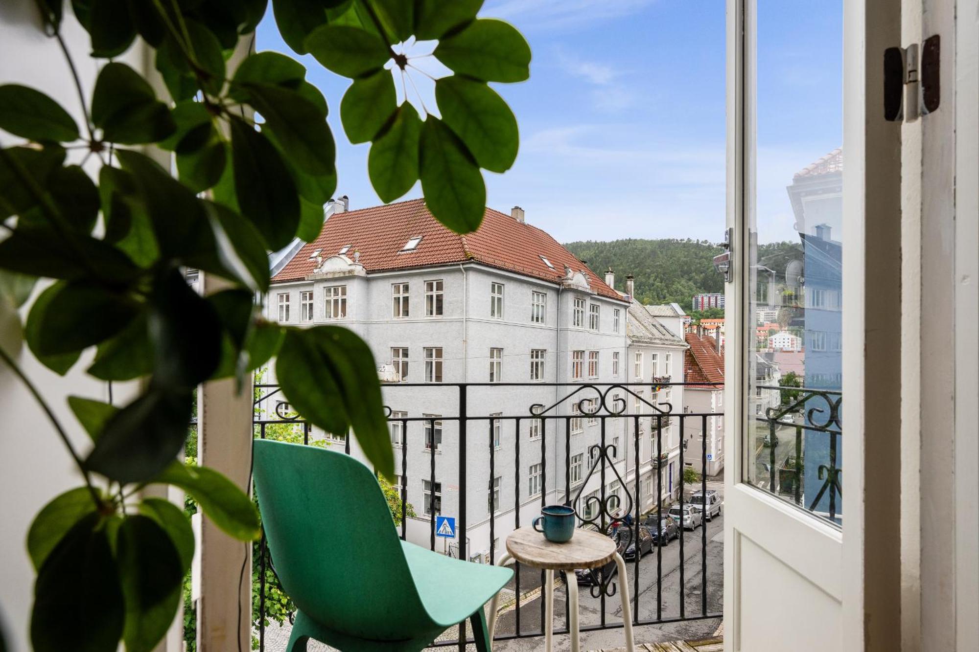 Centrally Located With Balcony * Bergen