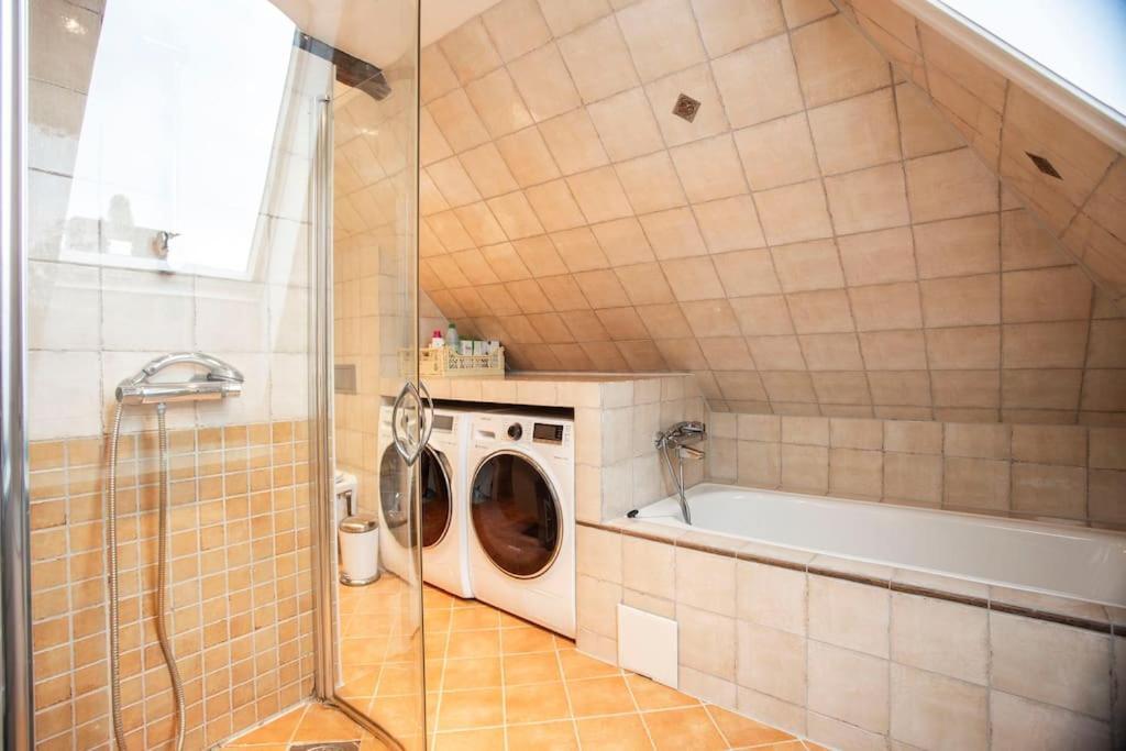 New! Modern Floor In Historic Area! Apartment