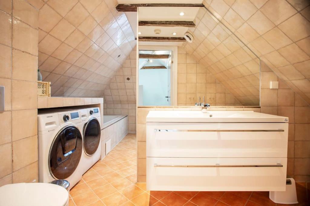 New! Modern Floor In Historic Area! Căn hộ Bergen