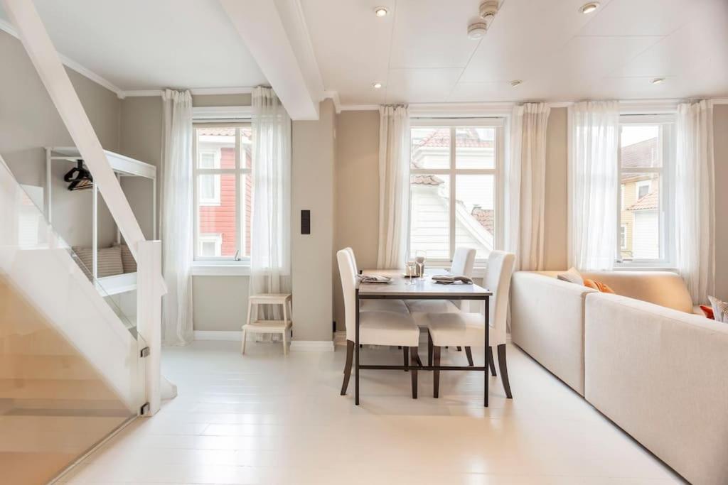 New! Modern Floor In Historic Area! *