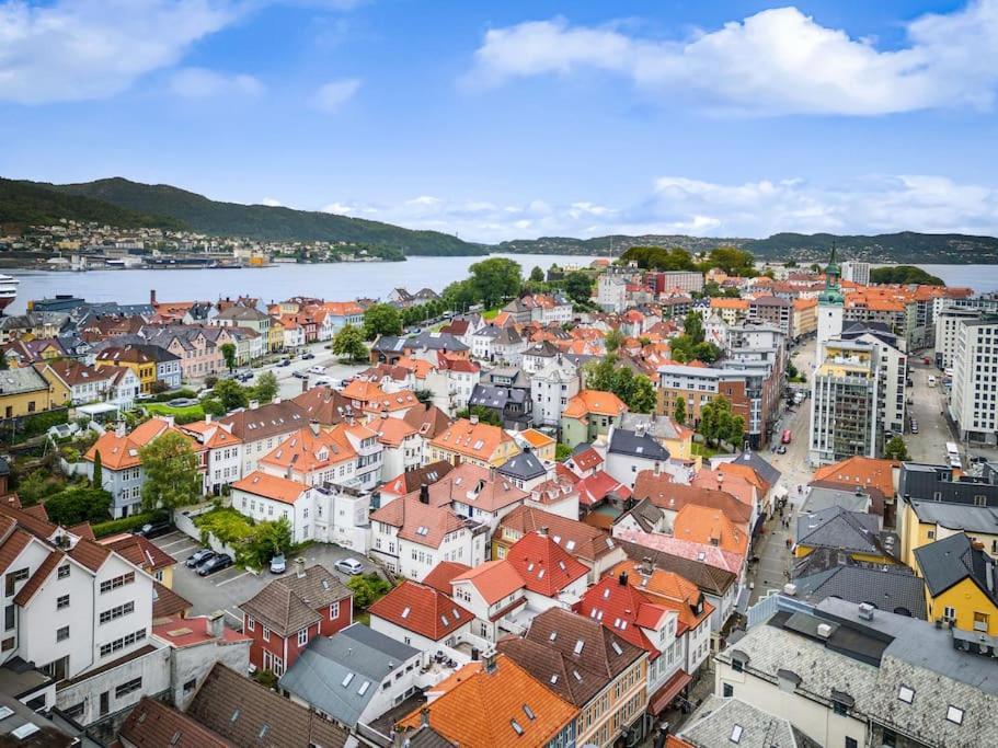 The Red House - Affordable Living In Center Bergen