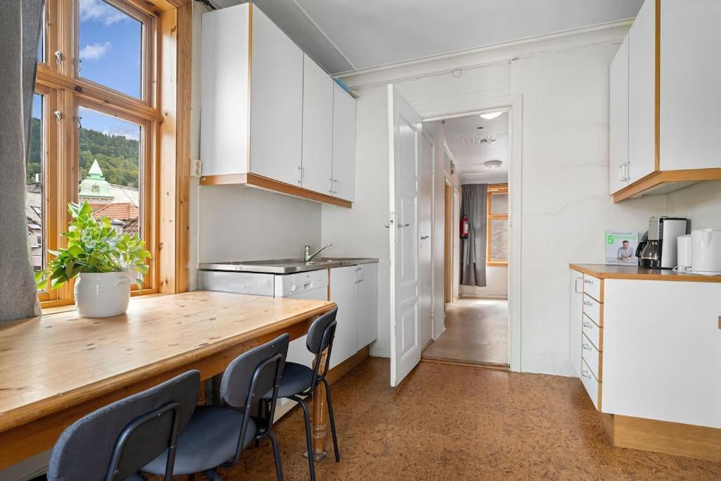 The Red House - Affordable Living In Center