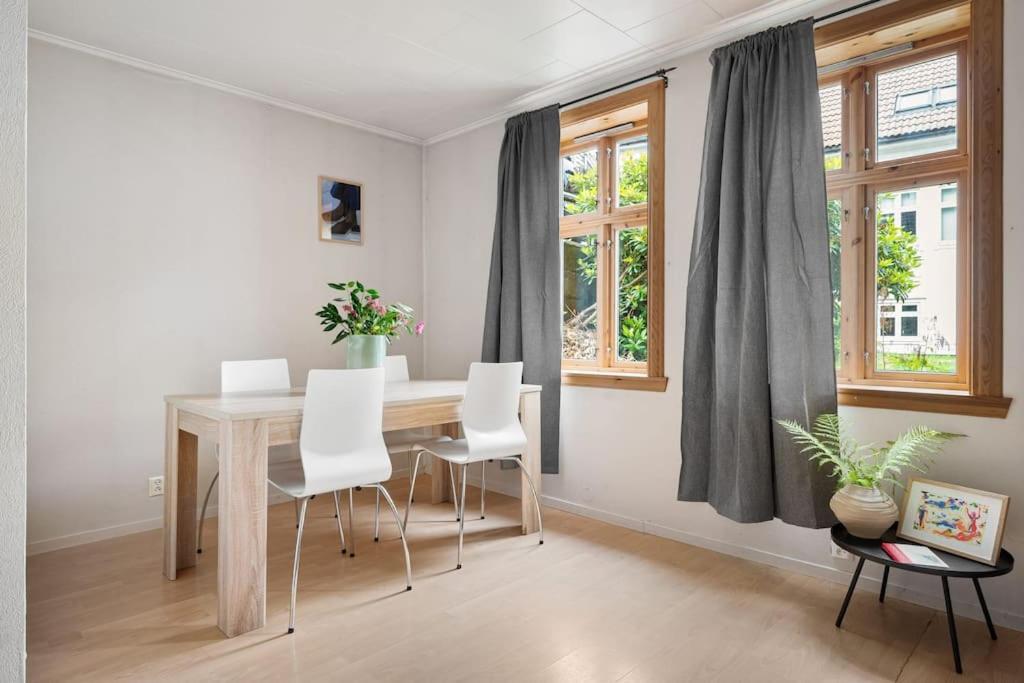 The Red House - Affordable Living In Center Apartment