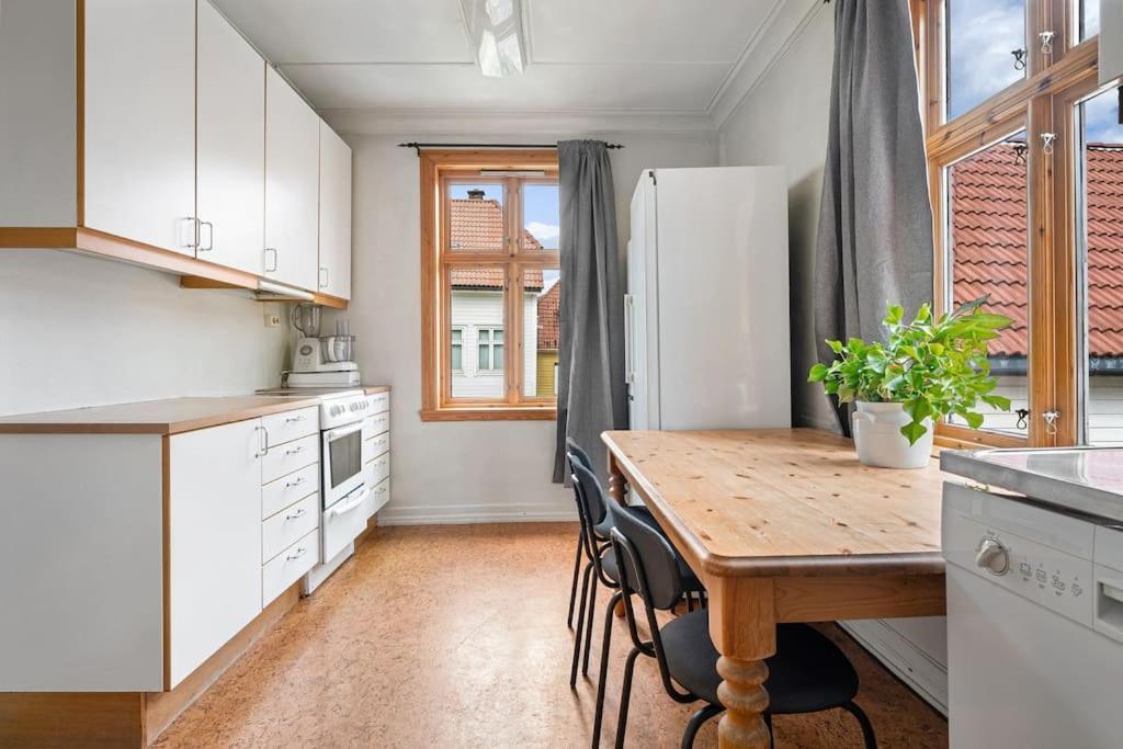 The Red House - Affordable Living In Center Apartment