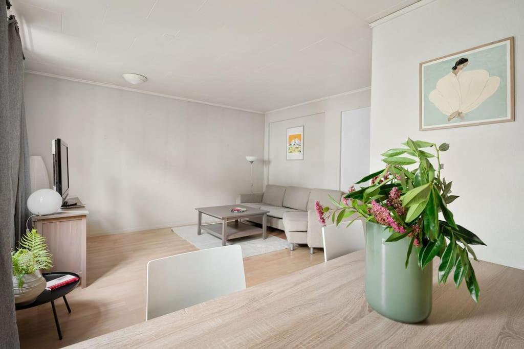 The Red House - Affordable Living In Center Apartment *