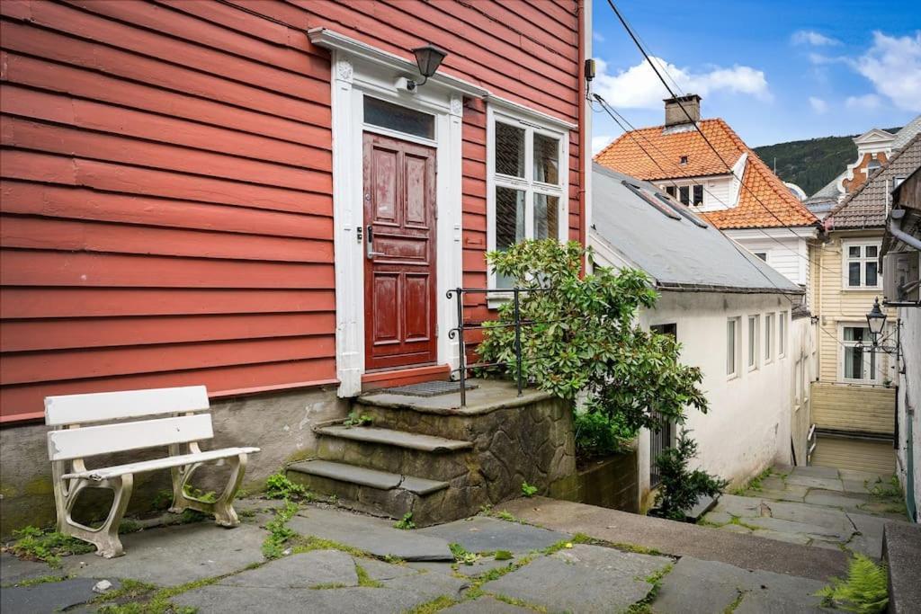 The Red House - Affordable Living In Center Apartment