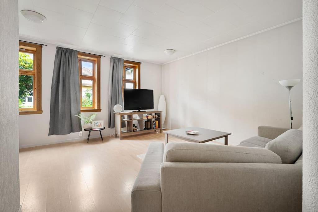 The Red House - Affordable Living In Center *
