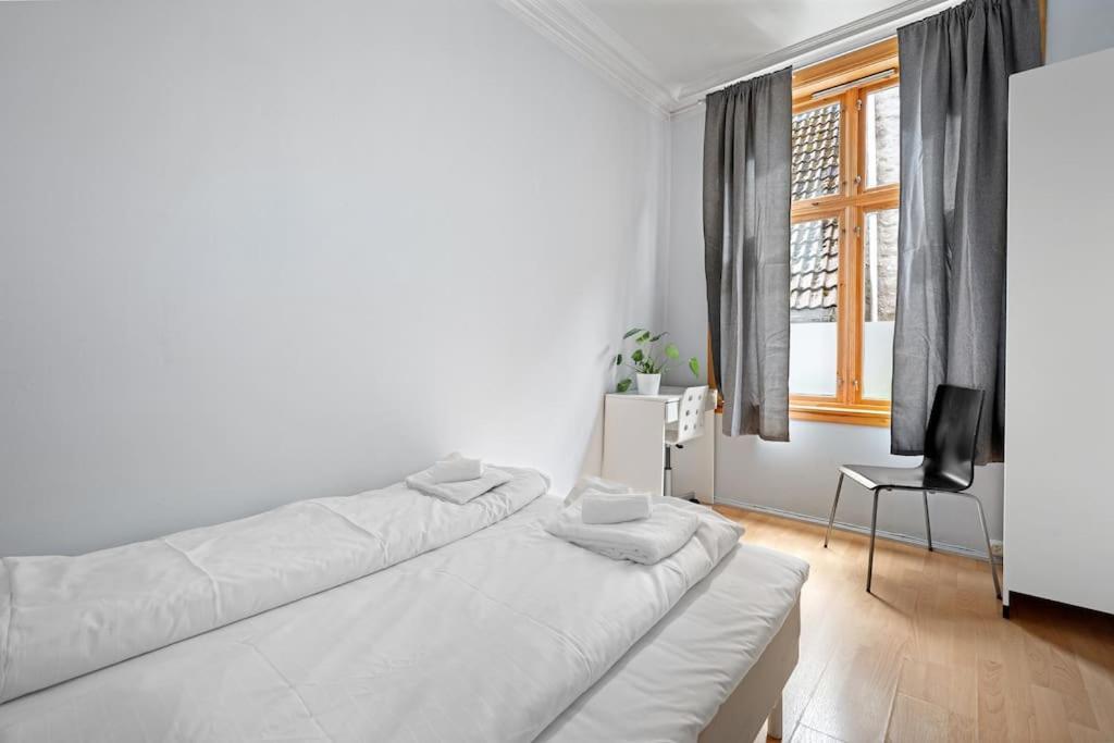 The Red House - Affordable Living In Center Apartment *