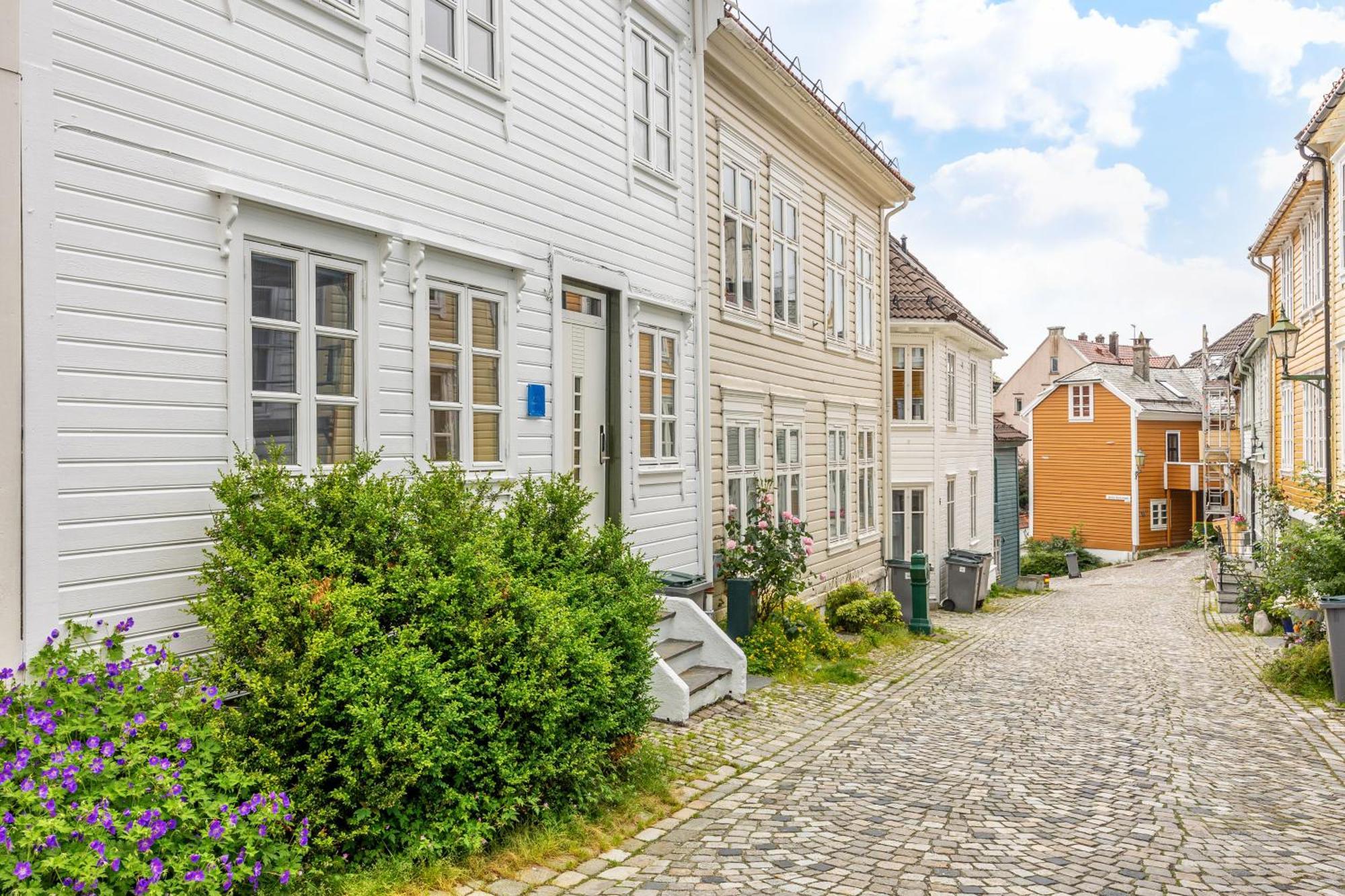 View To Bryggen - Renovated Dec 24 - Historic Cobblestone Street Apartment