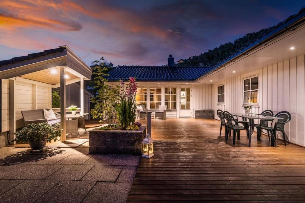Large With A Lovely Garden, Perfect For Families! Villa Bergen