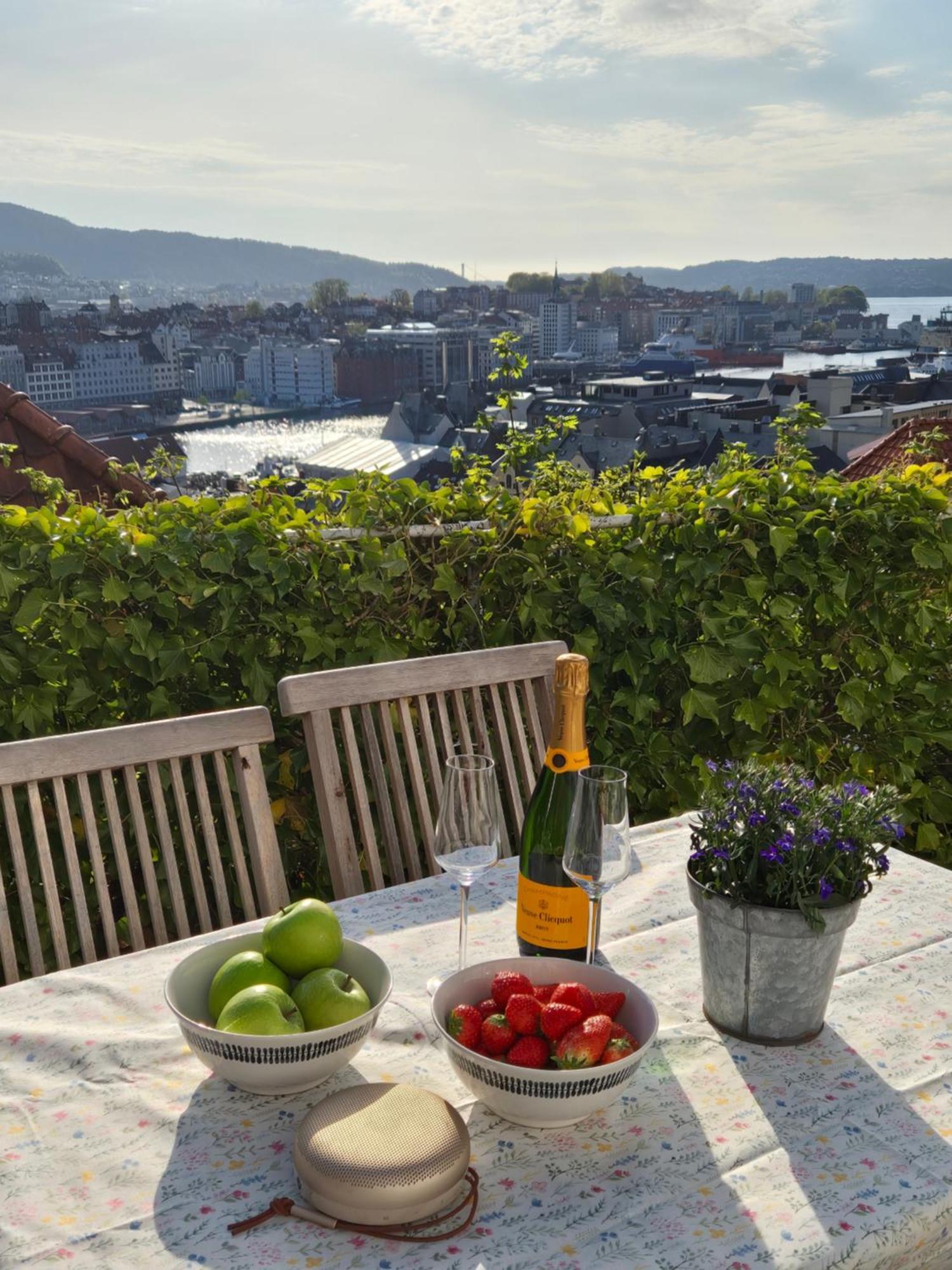 Nydelig Hus Med Privat Hage Og Fantastisk Utsikt Over Fisketorget, Bryggen Og Sentrum Bergen