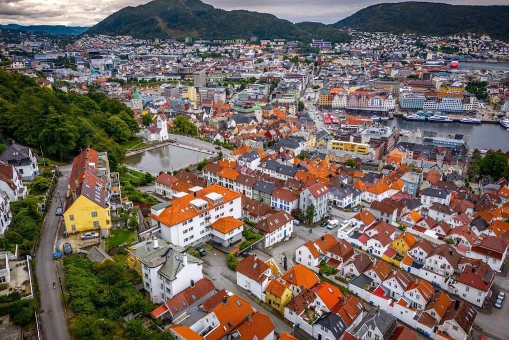 I Bergens Vakreste Gate - Nydelig Utsikt Over Innseilingen Til Bergen! Bergen