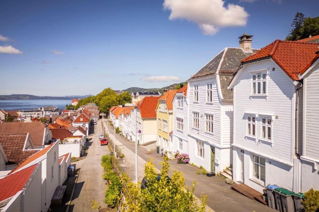 I Bergens Vakreste Gate - Nydelig Utsikt Over Innseilingen Til Bergen! Căn hộ Bergen