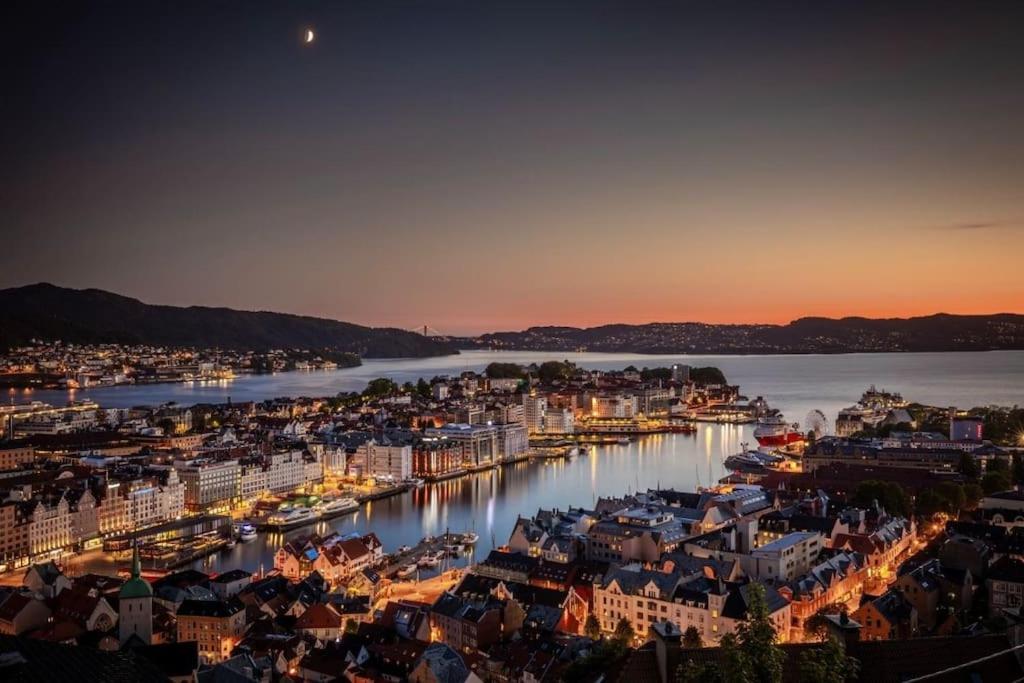 I Bergens Vakreste Gate - Nydelig Utsikt Over Innseilingen Til Bergen! Căn hộ Bergen